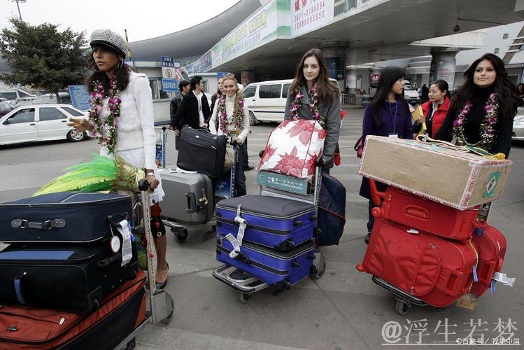 旅游+购物 外国人提着行李箱来“扫货”