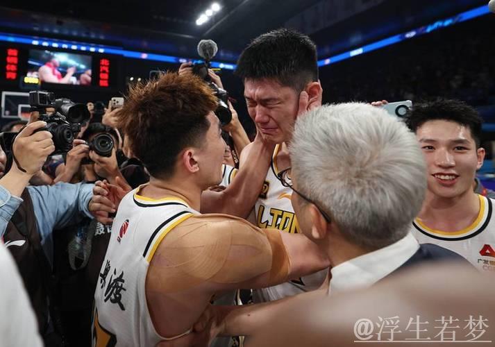 胡金秋率队夺冠后热泪盈眶,回顾CBA感人瞬间 胡金秋率队夺冠后热泪盈眶,回顾CBA感人瞬间